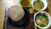 Menu pertama yang menghampiri meja kami adalah bakso lava. Bulatan bola daging yang terlihat cukup besar ini tersaji di atas hot plate. Foto: Devi S. Lestari / detikFood