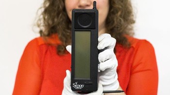 Kemampuan IBM Simon memadukan fungsi telepon seluler dan PDA membuatnya digadang-gadang sebagai ponsel cerdas (smartphone) pertama. (Foto: Rob Stothard/Getty Images)