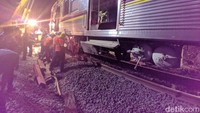 Tiga gerbong yang terguling berhasil ditarik ke atas rel untuk kemudian ditarik meninggalkan lokasi kecelakaan (Foto: Jefrie Nandy Satria/detikcom)