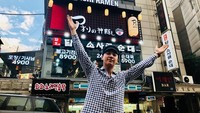 Berfoto di depan restoran ramen. Ini bukti Seungri suka kulineran. Foto: Instagram @seungriseyo