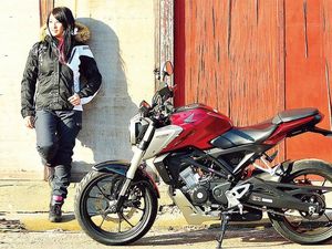 Cerita Pebalap Cewek Jepang yang Touring Naik Motor Sendirian