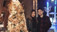 Keduanya juga sempat berfoto di depan pohon Natal di bulan Desember (keziatoemion/Instagram)