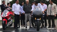 Motor balap warna hitam yang dinaiki Jokowi itu dibekali mesin 1.000 cc.