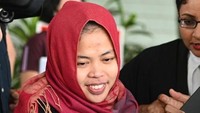 Aisyah yang sempat terlihat emosional ini menuturkan kepada wartawan setempat bahwa dirinya terkejut saat mengetahui akan dibebaskan pada Senin (11/3) pagi. Foto: Photo by MOHD RASFAN/AFP