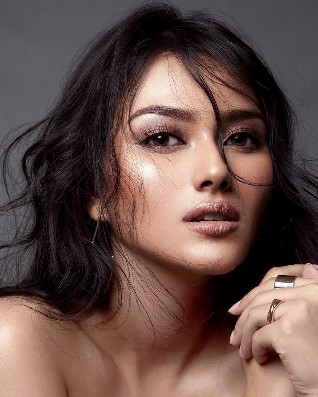  Disaat orang lain membully saya, disitu saya belajar untuk mencintai dan menghargai diri saya, dan inilah pembelajaran yang paling berharga yang saya dapatkan dari pengalaman saya sendiri. Terlebih lagi ketika saya menonton tayangan Puteri Indonesia, terinspirasi melihat wanita-wanita cantik yang berwibawa dan berprestasi untuk mengharumkan nama bangsa. Sejak saat itu saya terinspirasi untuk merubah pola hidup saya menjadi lebih baik, imbuhnya. Foto: Instagram @jesicafitriana