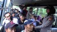 Polresta Depok menyiapkan bus dan truk untuk memberi alternatif angkutan kepada penumpang di Stasiun Bogor.