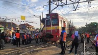 Tiga gerbong KRL jurusan Bogor-Jakarta itu dievakuasi dengan bantuan Kereta Penolong (Foto: Matius Alfons/detikcom)