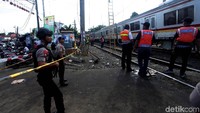 Garis polisi juga dipasang di lokasi untuk mengantisipasi warga yang ingin melihat TKP.