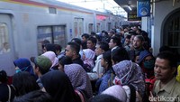 Meskipun satu jalur yang dari dan menuju ke Bogor sudah bisa dilalui, tetap saja penumpukan penumpang tak bisa dihindari karena saking banyaknya pengguna jasa kereta api.