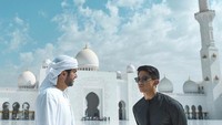 Pangeran Abdul Mateen (berkacamata hitam) saat mengunjungi Masjid Sheikh Zayed di Abu Dhabi (Instagram/tmski)