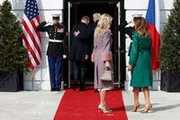 Donald Trump Tinggalkan Melania di Luar Gedung Putih, Netizen Kesal