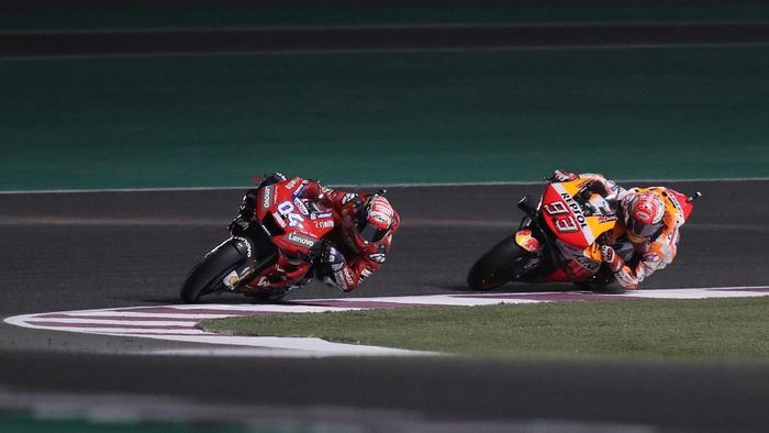 Marc Marquez saat bersaing dengan Andrea Dovizioso di Sirkuit Losail, Doha, Qatar, Minggu (10/3/2019). (Foto: Ibraheem Al Omari/REUTERS) Marc Marquez saat bersaing dengan Andrea Dovizioso di Sirkuit Losail, Doha, Qatar, Minggu (10/3/2019). (Foto: Ibraheem Al Omari/REUTERS)