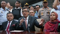 Dia tiba bersama Menkum HAM Yasonna Laoly dan mengadakan jumpa pers bersama pada pukul 17.30 WIB.