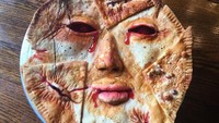 Nuansa seram dan horor terlihat jelas dari kreasi kue yang satu ini. Jahitan wajah manusia, lengkap dengan rambut dan mata merah darah membuat kue ini terlihat hidup. Foto: Boredpanda