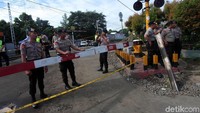 Sejumlah polisi ini berjaga di perlintasan pintu kereta api Kebon Pedes, Bogor.