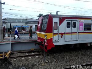 Kaca Jendela KRL Dilempar Batu oleh Orang Tak Dikenal di Tebet