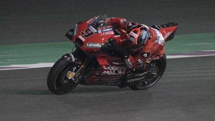 Petrucci menggeber motor Desmosedici GP19 yang terpasang aerodinamika di depan ban belakangnya. (Foto: Mirco Lazzari gp/Getty Images) Petrucci menggeber motor Desmosedici GP19 yang terpasang aerodinamika di depan ban belakangnya. (Foto: Mirco Lazzari gp/Getty Images)