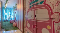 Di kamar dengan tema Barbie ini, kamu akan dibawa ke dunia Barbie. Desain ranjang serta pernak-pernik yang menghiasi kamar semua bertemakan Barbie.  (dok Hilton Hotels & Resorts)