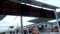 Di sisi lain, rangkaian KRL yang tersedia baru di jalur 7 untuk ke arah Manggarai. 