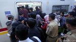 Imbas KRL Terguling, Penumpang Menumpuk di Stasiun Bojong Gede