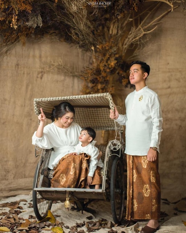 Selvi Ananda melakukan sesi foto bersama anaknya Jan Ethes dan suaminya Gibran Rakabuming. Adalah fotografer Diera Bachir yang berada di balik lensa memotret keluarga kecil putra sulung Presiden Jokowi ini. Foto: Dok. Diera Bachir