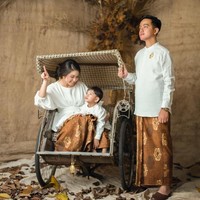 Selvi Ananda melakukan sesi foto bersama anaknya Jan Ethes dan suaminya Gibran Rakabuming. Adalah fotografer Diera Bachir yang berada di balik lensa memotret keluarga kecil putra sulung Presiden Jokowi ini. Foto: Dok. Diera Bachir
