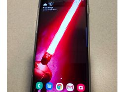 Marak Wallpaper Kreatif Sembunyikan Lubang Kamera Galaxy S10