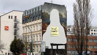 Namun baru-baru ini mereka mengubah lukisan tersebut dan menghilangkan gambar Mona Lisa. REUTERS/Fabrizio Bensch