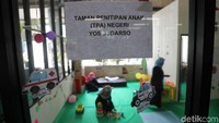Taman Penitipan Anak (TPA) Negeri Yos Sudarso bisa menampung 12 anak berusia 2-6 tahun. 