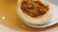 Ronde bisa dibuat besar atau kecil.  Isiannya berupa kacang sangrai yang digerus halus dan diaduk dengan gula hingga lumat. Foto: Instagram@rojo_makan
