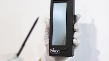 Usia IBM Simon di pasaran terbilang singkat karena tercatat sudah discontinue pada Februari 1995. (Foto: Rob Stothard/Getty Images)
