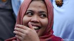 Tawa Bahagia Siti Aisyah saat Tiba di Tanah Air