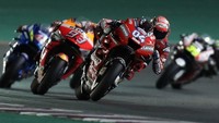 Kejar-kejaran Dovizioso-Marquez seperti ini berjalan hingga sektor terakhir di lap pamungkas. (Foto: Karim Jaafar/AFP)