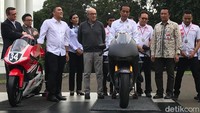 Jokowi menaiki motor Honda RC213V-S usai melakukan pertemuan dengan Chief Executive Officer (CEO) Dorna Carmelo Ezepeleta dan pebalap muda Indonesia Mario Suryo Aji, Senin (11/3/2019).