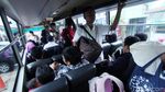 Penumpang KRL Stasiun Bogor Manfaatkan Bus dan Truk Polisi