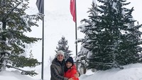 Granit Xhaka pun suka main salju. Ini saat liburannya di Pegunungan Alpen Swiss, bersama istrinya Leonita Lekaj (Instagram/granitxhaka)