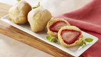 Selain semangka, ada juga strawberry goreng yang tak kalah unik. Bahan utamanya adalah buah strawberry utuh yang digoreng dengan lapisan adonan terigu. Kelihatannya menarik ya? Foto: Istimewa