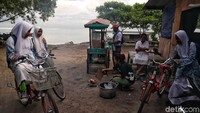Sadar akan keindahan dan pesona alamnya yang cantik, warga di sekitar pantai membuka tempat makan dengan beragam menu untuk mengisi perut para pengunjung yang berkunjung ke pantai di Pulau Tidung.