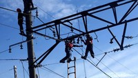 Perbaikan sarana perkeretaapian yang dilakukan meliputi jaringan kabel Listrik Aliran Atas (LAA).