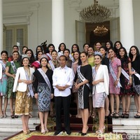 Pada pertemuan yang diinisiasi oleh Yayasan Puteri Indonesia (YPI) tersebut, Jokowi sempat berfoto bersama Catriona, Frederika, beserta para finalis Puteri Indonesia. Tahun ini, total ada 39 finalis yang berpartisipasi di ajang Puteri Indonesia. (Foto: Jordan/detikcom)