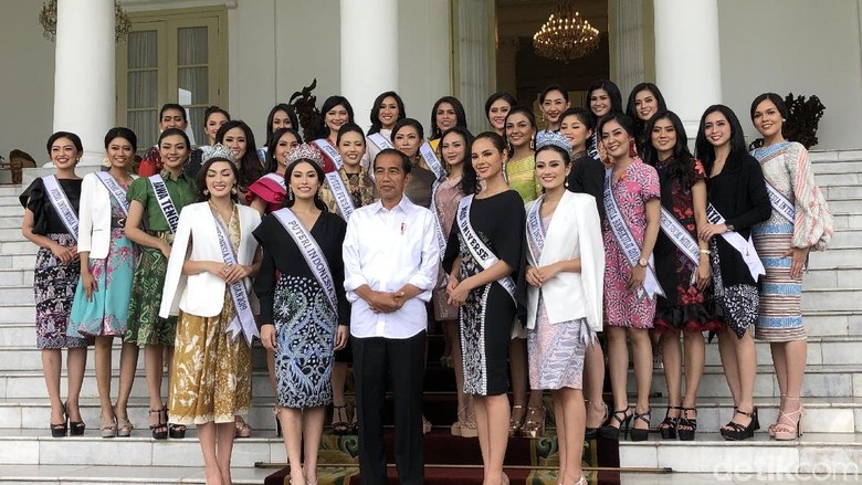 Jokowi Diapit Miss Universe dan Puteri Indonesia di Istana Bogor Jokowi Diapit Miss Universe dan Puteri Indonesia di Istana Bogor
