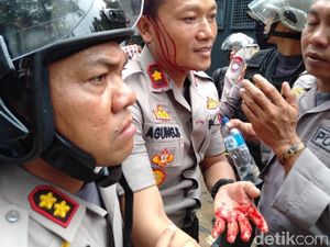 Video Perwira Polisi Terluka Dilempari Demonstran