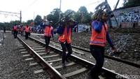 Perbaikan dikerjakan oleh PT KAI Daop 1 dan PT KCI.