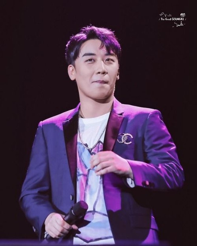 Blazer menjadi pilihan Seungri yang menjadi tersangka dalam kasus prostitusi ini ketika konser. Pada penampilan kali ini, pemilik nama asli Lee Seung Hyun tersebut  menggunakan kaus bermotif sebagai dalaman dan bros Chanel. Foto: Fansite
