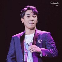 Blazer menjadi pilihan Seungri yang menjadi tersangka dalam kasus prostitusi ini ketika konser. Pada penampilan kali ini, pemilik nama asli Lee Seung Hyun tersebut  menggunakan kaus bermotif sebagai dalaman dan bros Chanel. Foto: Fansite