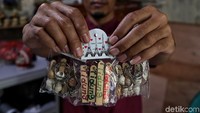 Halim menunjukkan gantungan kunci hasil olahannya dari kulit kerang.
