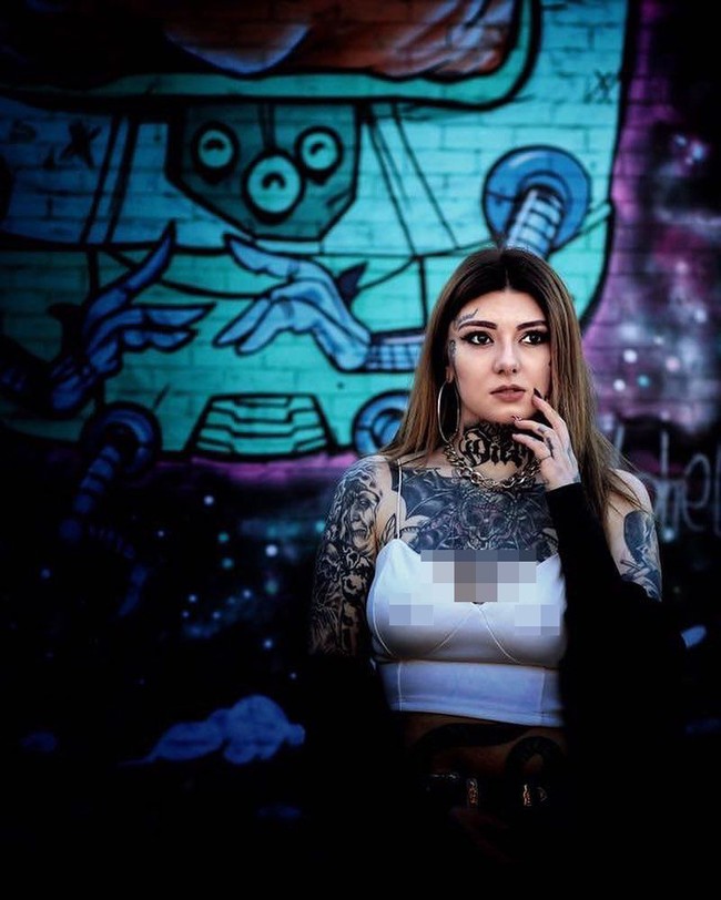 Kebanyakan wanita biasanya mendambakan memiliki pekerjaan di kantor-kantor dengan gaji yang memuaskan. Tapi, tidak dengan wanita asal Inggris ini yang memilih pekerjaan tak biasa demi mengejar impiannya. Agar tak diterima di pekerjaan normal, ia pun mentato wajahnya. Foto: Instagram @kayleighpeachtattoo