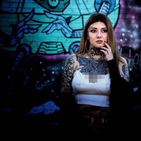 Kebanyakan wanita biasanya mendambakan memiliki pekerjaan di kantor-kantor dengan gaji yang memuaskan. Tapi, tidak dengan wanita asal Inggris ini yang memilih pekerjaan tak biasa demi mengejar impiannya. Agar tak diterima di pekerjaan normal, ia pun mentato wajahnya. Foto: Instagram @kayleighpeachtattoo