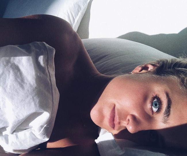 Sejumlah media telah memberitakan kabar kencan keduanya. Namun belum ada konfirmasi dari mereka. Di Instagram, Sarah Bro telah mengikuti Zac Efron tapi tidak dengan si aktor. Sarah dan Zac pun kerap mengunggah foto di lokasi yang sama seolah keduanya memang pergi bersama. Foto: Instagram @sarahwbro