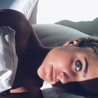 Sejumlah media telah memberitakan kabar kencan keduanya. Namun belum ada konfirmasi dari mereka. Di Instagram, Sarah Bro telah mengikuti Zac Efron tapi tidak dengan si aktor. Sarah dan Zac pun kerap mengunggah foto di lokasi yang sama seolah keduanya memang pergi bersama. Foto: Instagram @sarahwbro